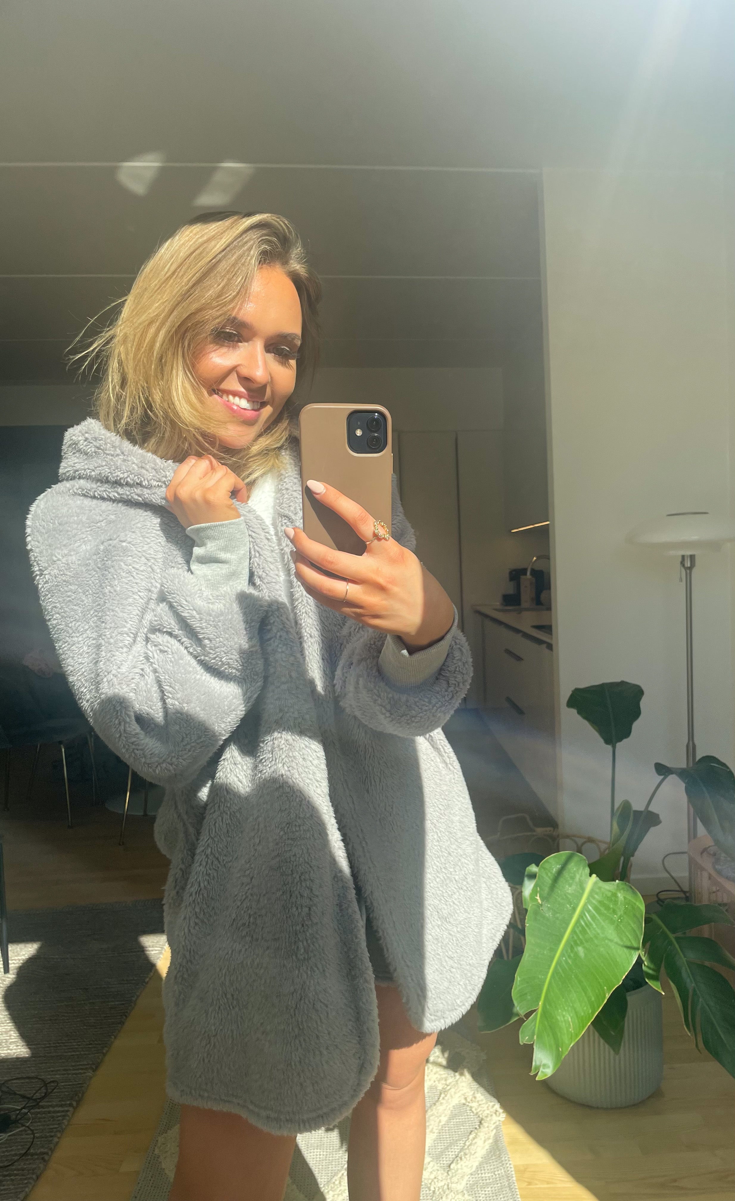 Et selfie af en dame der poserer i et gråt hyggesæt.